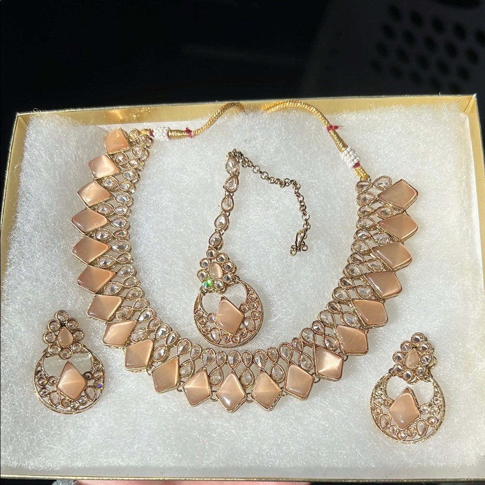 Elegant Gold and Cream Jewelry Set
